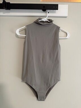 SKIMS Sleeveless Mock Neck Bodysuit - Gray